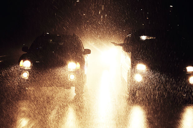 밤, 폭우 속에서 질주하는 차량 두 대