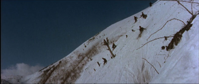<쇠사슬을 끊어라>(이만희, 1971) 눈 쌓인 산 속 추격전 장면