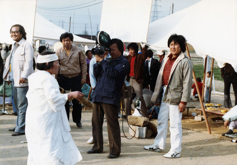 <꼬방동네 사람들>(배창호, 1981)의 공옥진 춤 촬영현장