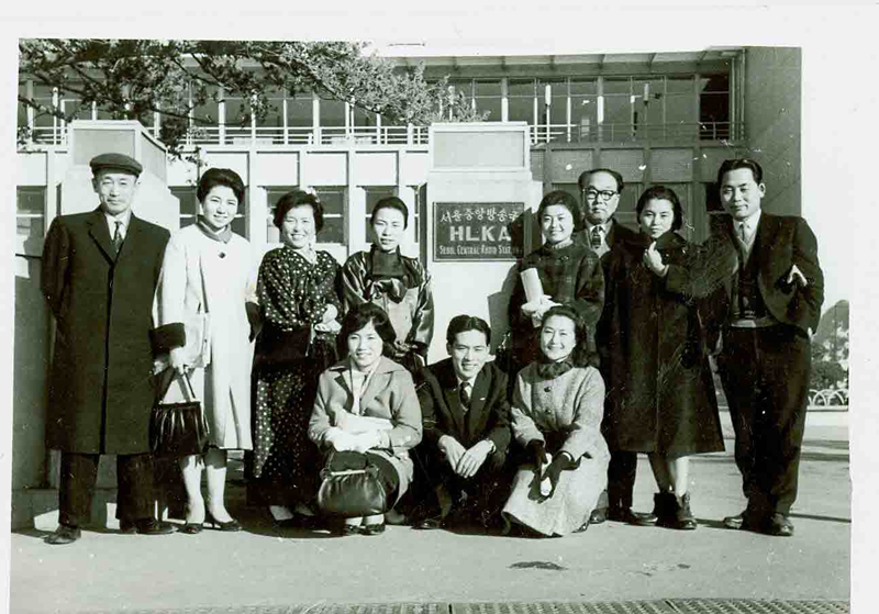 KBS방송국 라디오 드라마 <장희빈>(1959)의 마지막 녹음을 마치고 찍은 단체 사진
