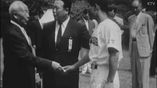 1957년 경무대를 방문한 재일교포 학생야구단