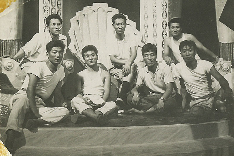 <대심청전>(이형표, 1962)의 세트 촬영장에서 제작진들